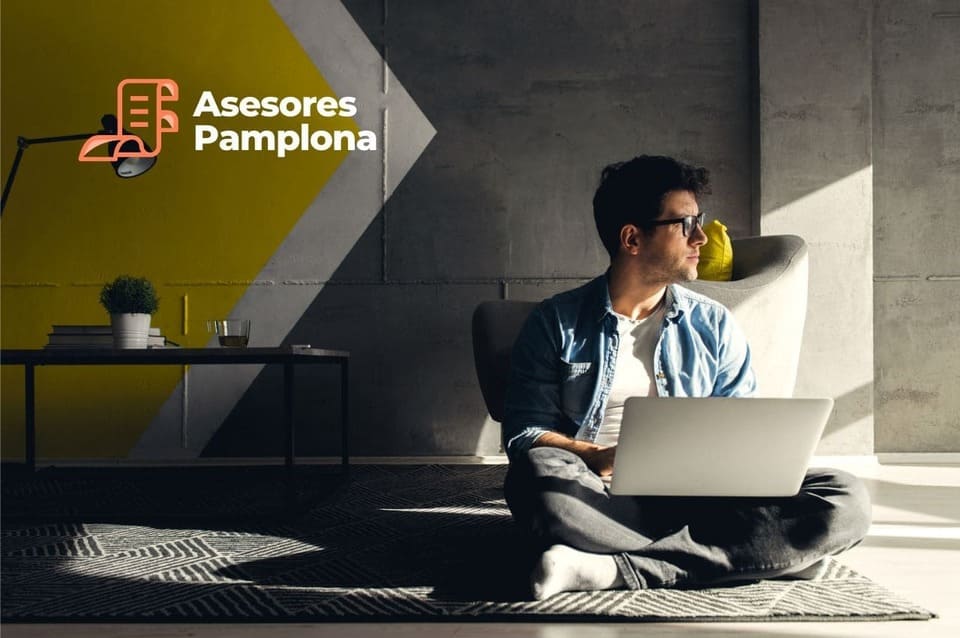 Imagen para artículo de blog autónomo con portátil mirando hacia un lado tranquilo